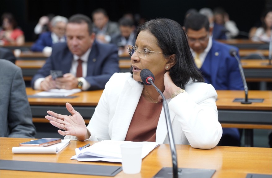 Sob relatoria de Gisela Simona, Câmara aprova projeto que autoriza spray de pimenta a mulheres