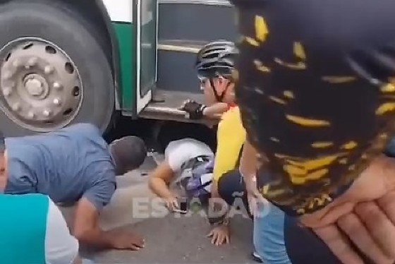 Motociclista cai e vai parar embaixo de ônibus na MT-010, em Cuiabá; veja vídeo