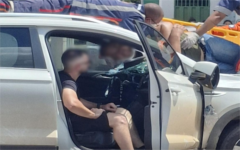 Motociclista fica com cabeça presa ao para-brisa de SUV em batida