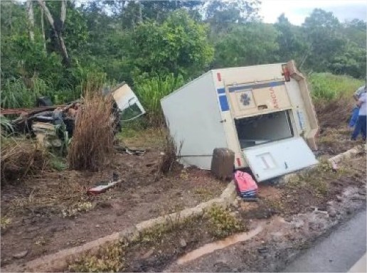 Paciente morre e motorista fica preso as ferragens em colisão na BR-070