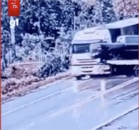 Vídeo: Motorista morre após caminhão guincho escorregar e bater contra carreta em MT