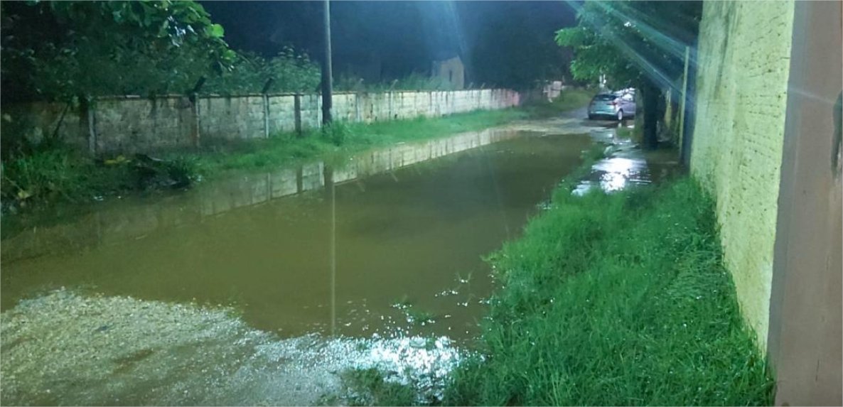 Rua fica alagada após chuva; água invade colégio Mãe Zeferina em bairro de Cuiabá