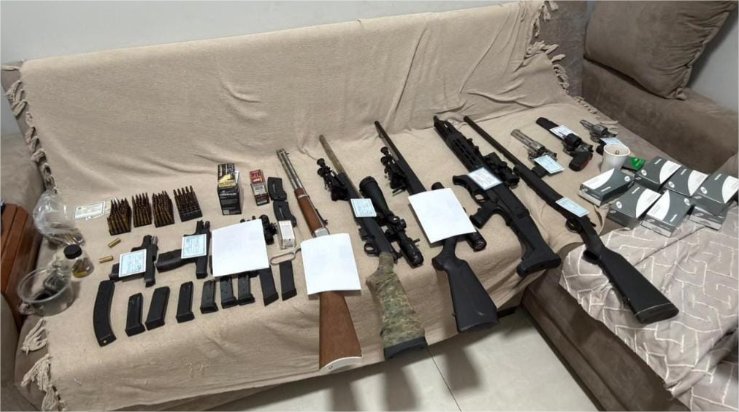 Polícia Civil apreende arsenal após vídeo de criminosos intimidando moradores em MT; veja fotos