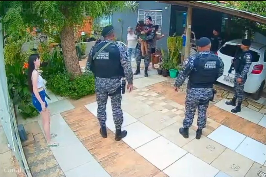 Rottweiler arrasta criança pelo pescoço e é abatido pela Força Tática; veja vídeo