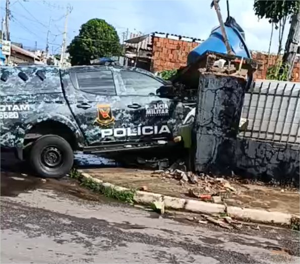 Vídeo: PMs batem viatura em muro, mas prendem traficante em Cuiabá