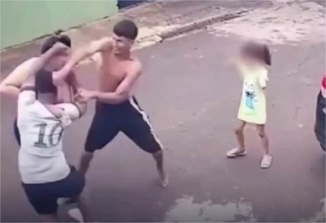 Homem agride esposa em via pública e é contido pelo próprio filho; veja vídeo