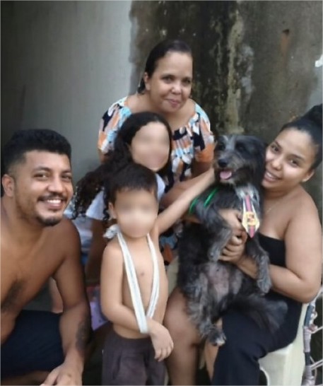 Cão que esperava tutor morto em UPA de Cuiabá reencontra família original