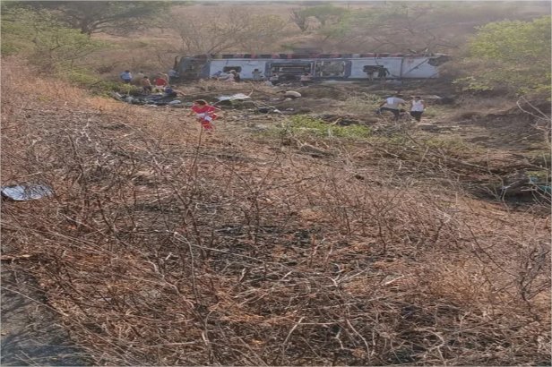 Alagoas: ônibus com romeiros capota e deixa ao menos 15 mortos