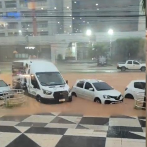 Carros ficam ilhados durante temporal em Cuiabá