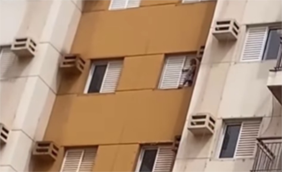 Criança se pendura em tela de apartamento no alto do oitavo andar em prédio em Cuiabá