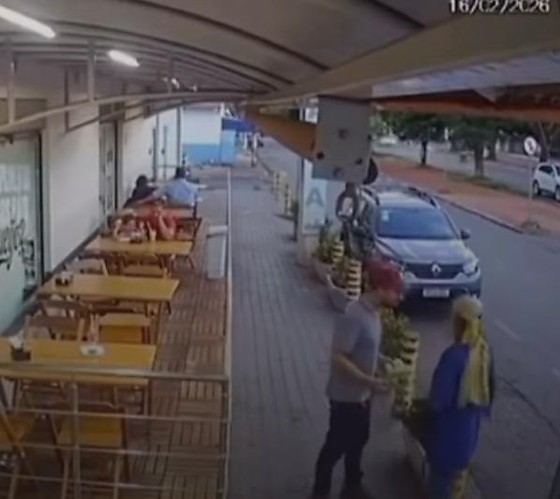 Dono de padaria aborda homem, é atacado com faca, mas sai ileso