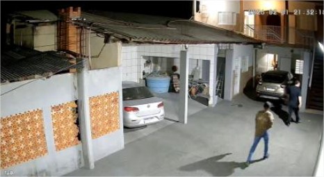 Vídeo mostra momento em que trio invade casa e mata alvo após retorno da Bolívia