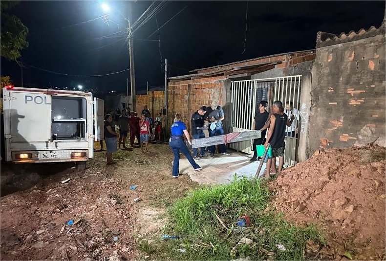 Mulher mata amigo com golpe de faca durante bebedeira e alega que foi agredida