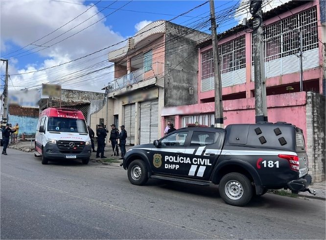 Homem mata três familiares a facadas na frente de criança e acaba morto após ação policial