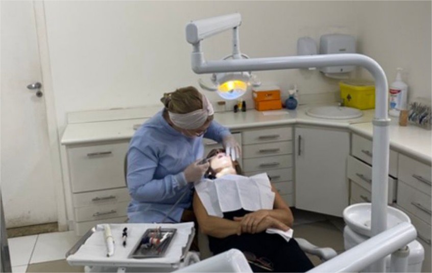 Cirurgiã-dentista alerta: Bactéria da gengiva pode afetar o coração
