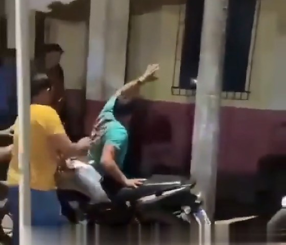 Vídeo mostra homem correndo atrás da ex com pedaço de pau e sendo espancado em praça