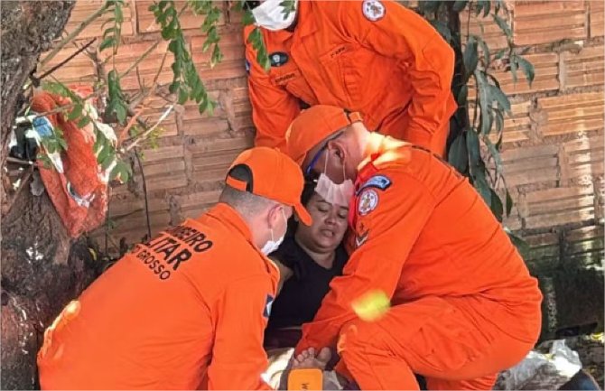 Foragida tenta se esconder da polícia em velório, pula muro e é presa ao cair