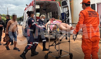 Mulher leva ‘garrafada’ na cabeça após dançar com homem casado em bar