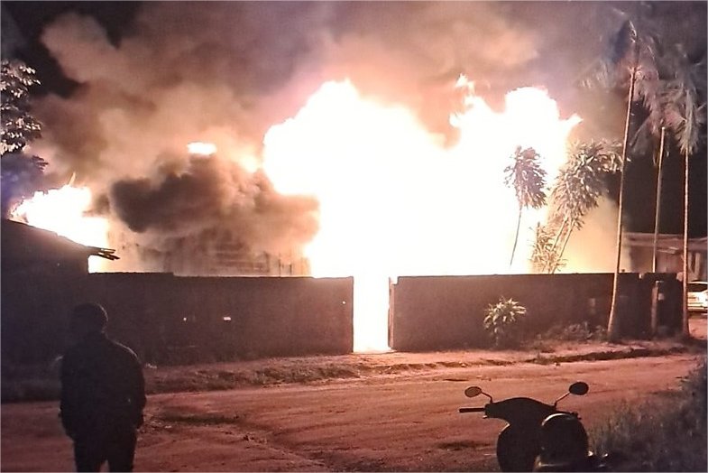 Homem tem dia de fúria e ateia fogo na casa de mulher que o rejeitou