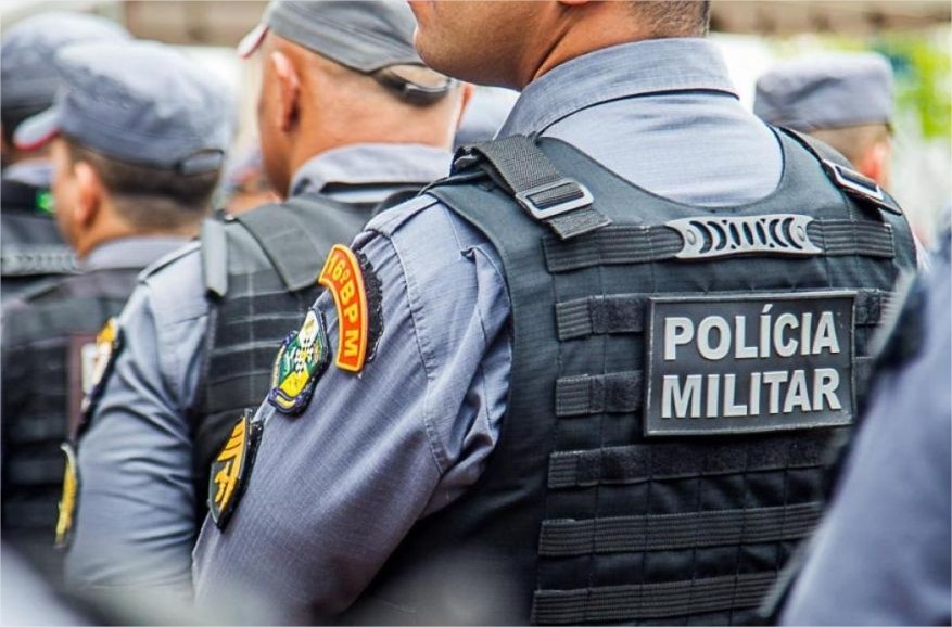 Homem tenta matar esposa a facadas e foge para mata, mas é capturado pela PM