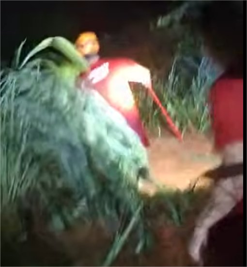 Homem é resgatado após ser arrastado por enchente durante temporal; vídeo