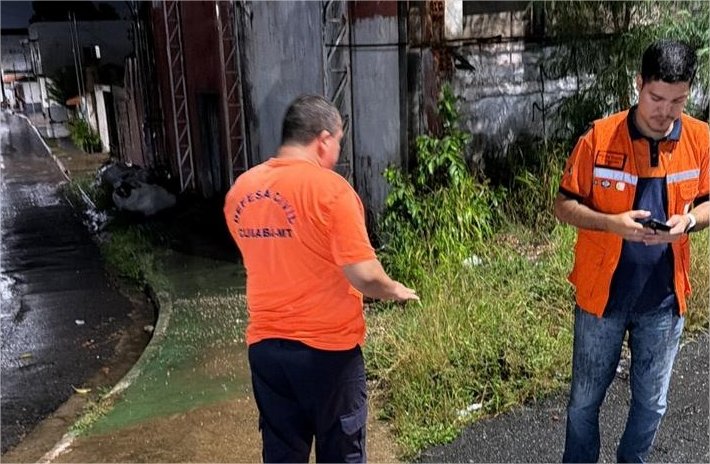 Alagamentos e risco de desmoronamento fazem moradores deixarem casas em Cuiabá; veja bairros afetados
