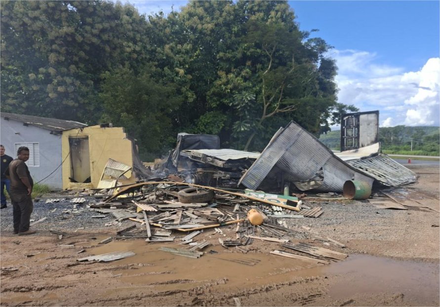 Caminhoneiro perde o controle, atinge borracharia e morre carbonizado em MT