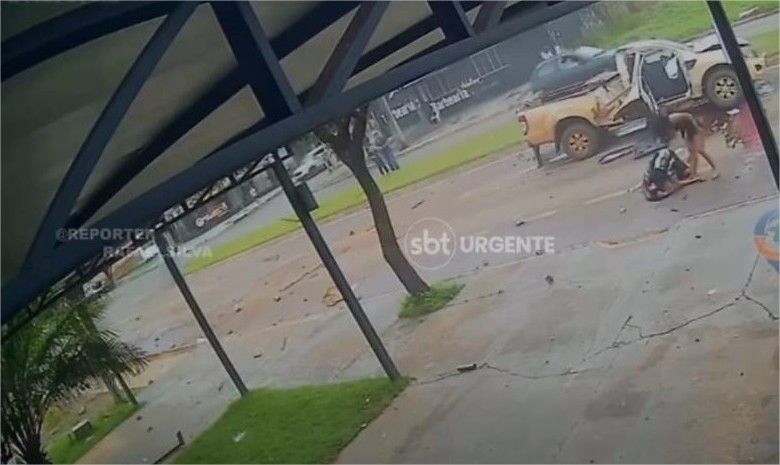 Vídeo mostra momento que caminhonete derruba postes e mulher fica ferida