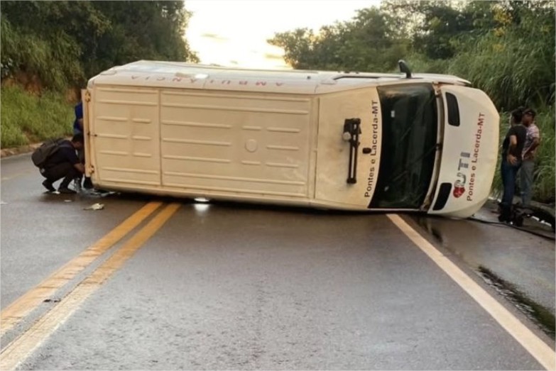 Ambulância tomba na BR-174 e cinco pessoas ficam feridas