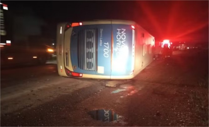 Ônibus tem pane mecânica e tomba na BR-364 em Cuiabá