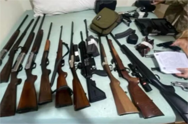 Denúncia de mulher ameaçada pelo irmão leva à apreensão de 50 armas e mais de 8 mil munições em MT