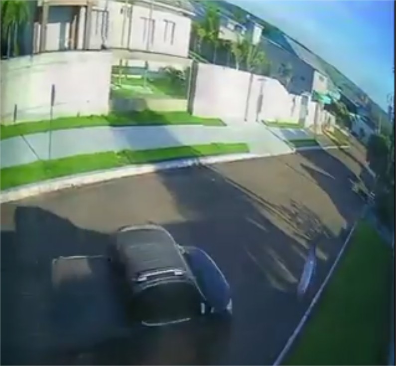 Câmera registra momento em que maníaco joga caminhonete contra adolescente