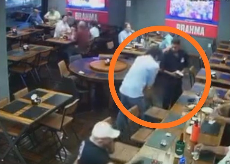 Cliente tenta agredir garçom e acaba nocauteado em Cuiabá; vídeo