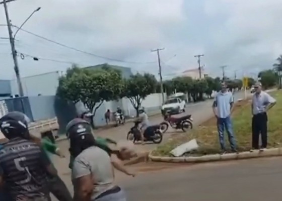 Motociclista venezuelano nocauteia homem em briga de trânsito; veja vídeo
