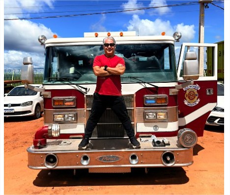 Ex-bombeiro de MT compra caminhão de resgate dos EUA e dirige 1,7 mil km até Cuiabá