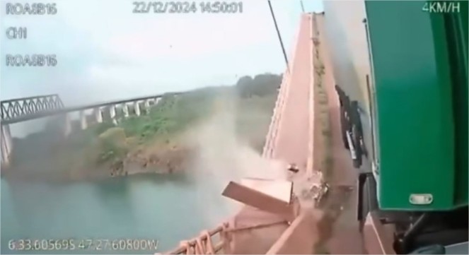Novas imagens mostram momento do desabamento de ponte que deixou 14 mortos