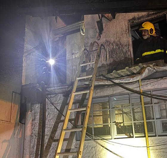 Carros pegam fogo e chamas se alastram para comércio em Cuiabá