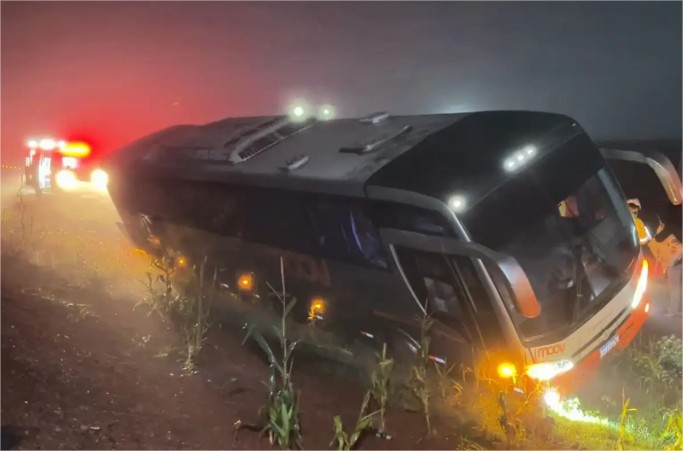 Vídeo: Ônibus com 30 pacientes sai da pista e quase tomba na BR-163