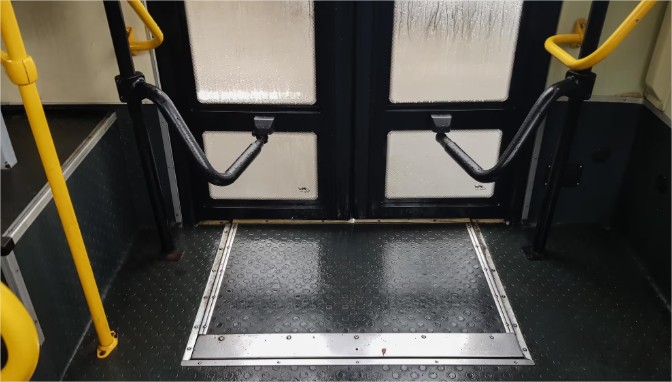 Empresa terá que indenizar mulher que ficou presa em porta de ônibus e foi arrastada no embarque