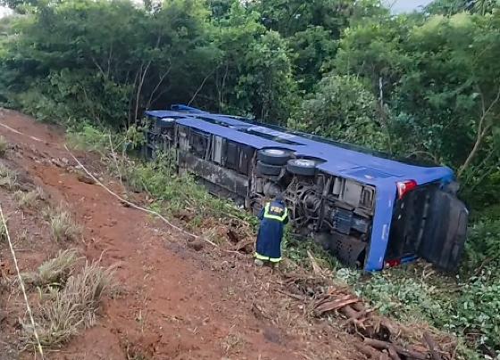 Duas pessoas morrem e 8 ficam feridas em acidente de ônibus em MT