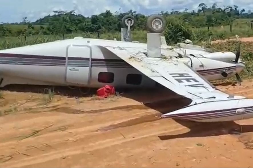 Aeronave com equipe médica sai da pista e capota em MT; vídeo