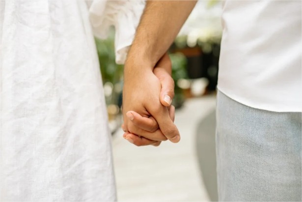 Homem deixa esposa e assume romance com a mãe biológica