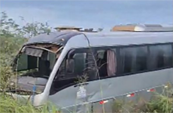 Micro-ônibus que transportava delegação de atletas tomba em rodovia de MT