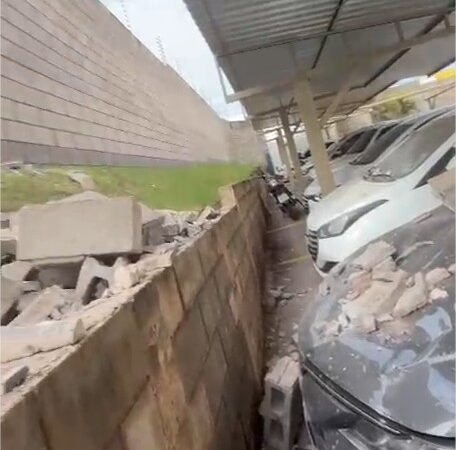 Homem destrói muro de condomínio em Cuiabá e estraga carros; vídeo