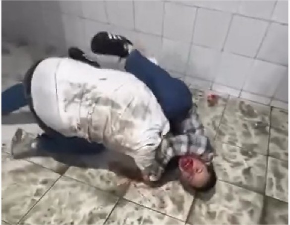 Pancadaria em banheiro vira espetáculo e plateia dá risada; veja vídeo