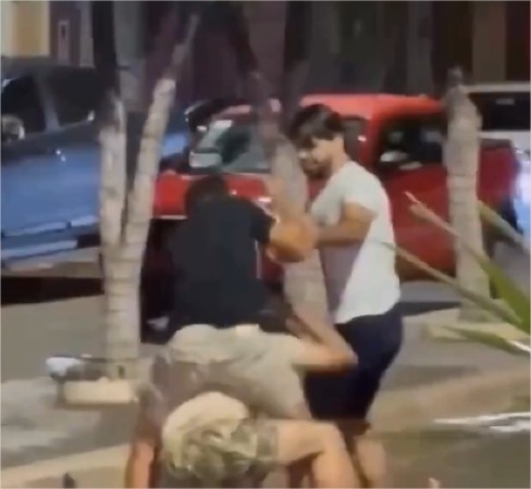 Homem flagra ex-namorado com outro e faz baixaria no meio da rua