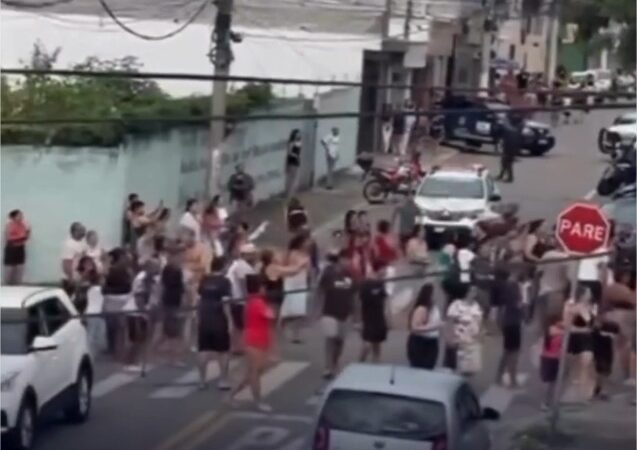 Ex-aluno invade escola com arma branca e professora é gravemente ferida ao proteger alunos