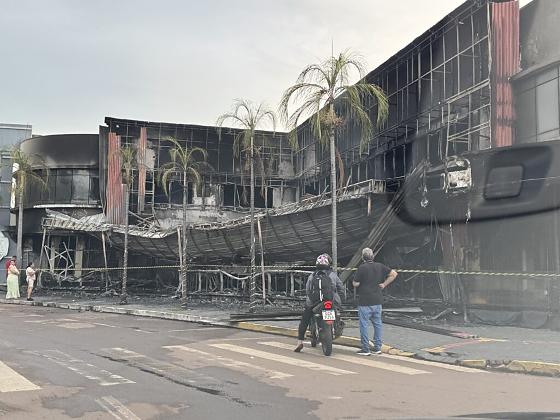 Ditado Popular é destruído por incêndio durante a madrugada; veja vídeos