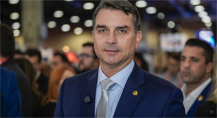 Flávio Bolsonaro vem a MT em voo particular para cumprir agenda em Sinop na quarta