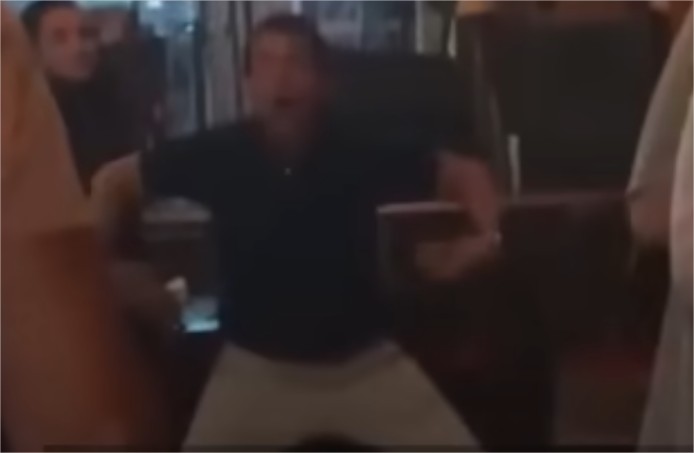 Vídeo mostra pai de argentina ré por racismo no Brasil imitando macaco